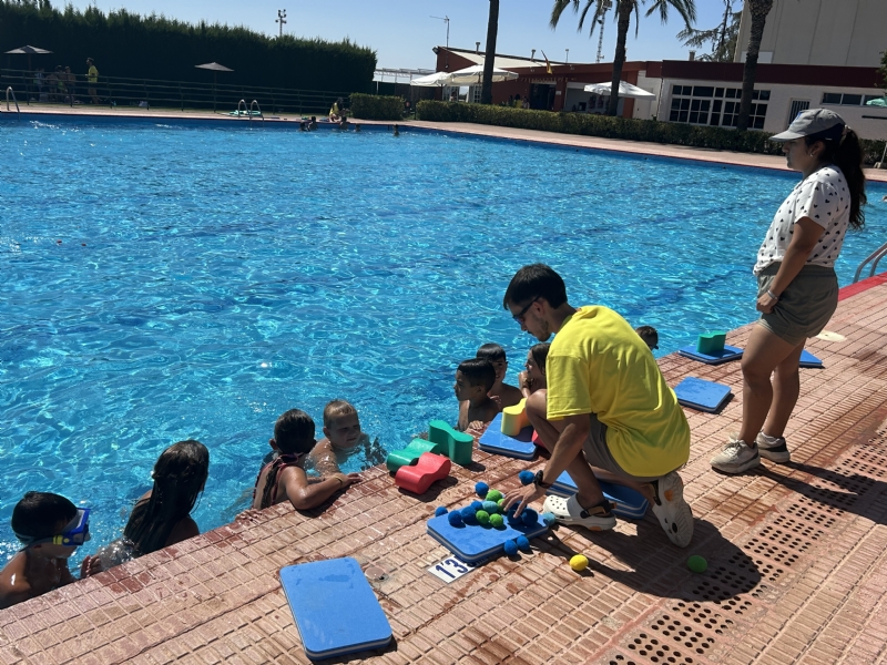 Ms de 300 nios y jvenes participan en el programa de las Escuelas del Verano Polideportivo 2024, que se celebra en el Polideportivo Municipal y el Complejo Polideportivo de El Paretn 