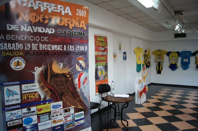Continúa abierta hasta este viernes la exposición organizada con motivo del 25 aniversario del Club de Atletismo de Totana en la Sala Municipal "Gregorio Cebrián" 