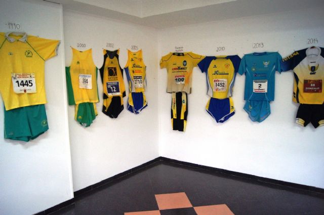 Continúa abierta hasta este viernes la exposición organizada con motivo del 25 aniversario del Club de Atletismo de Totana en la Sala Municipal "Gregorio Cebrián" 