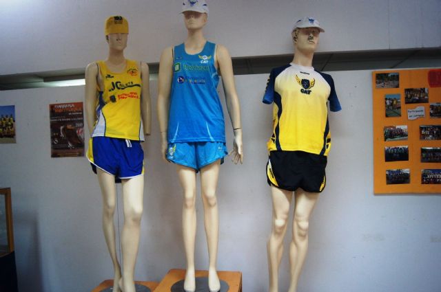 Continúa abierta hasta este viernes la exposición organizada con motivo del 25 aniversario del Club de Atletismo de Totana en la Sala Municipal "Gregorio Cebrián" 