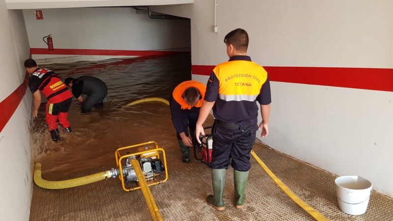  Voluntarios de Proteccin Civil en Totana participan hoy en las labores de apoyo para la evacuacin de familias y achiques de garajes, bajos y stanos comerciales en Los Alczares