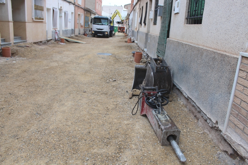 Entran en su ltima fase las obras de renovacin de servicios y adoquinado mediante plataforma nica en la calle Romualdo Lpez Cnovas