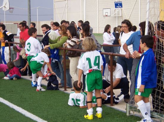 AUTORIDADES MUNICIPALES PRESENTAN EN EL CAMPO DE FTBOL BERNARDO CNOVAS DE EL PARETN A LOS EQUIPOS DE LAS TRES CATEGORAS DE PRIMERA TERRITORIAL DEL CAMPEONATO INTER-ESCUELAS
