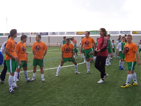 AUTORIDADES MUNICIPALES PRESENTAN EN EL CAMPO DE FTBOL BERNARDO CNOVAS DE EL PARETN A LOS EQUIPOS DE LAS TRES CATEGORAS DE PRIMERA TERRITORIAL DEL CAMPEONATO INTER-ESCUELAS