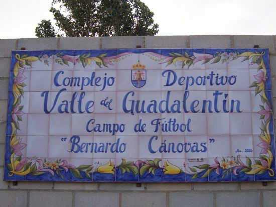 AUTORIDADES MUNICIPALES PRESENTAN EN EL CAMPO DE FTBOL BERNARDO CNOVAS DE EL PARETN A LOS EQUIPOS DE LAS TRES CATEGORAS DE PRIMERA TERRITORIAL DEL CAMPEONATO INTER-ESCUELAS