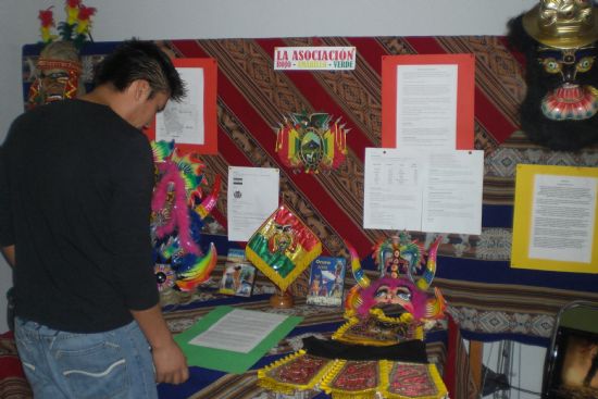 LA ASOCIACIÓN BOLIVIANA "VERDE, ROJO Y AMARILLO"  EXPONE LAS COSTUMBRES, TRADICIONES Y CULTURA DE SU PAÍS EN EL CENTRO SOCIOCULTURAL "LA CÁRCEL", COMO ACTIVIDAD ENMARCADA EN EL OTOÑO INTERCULTURAL