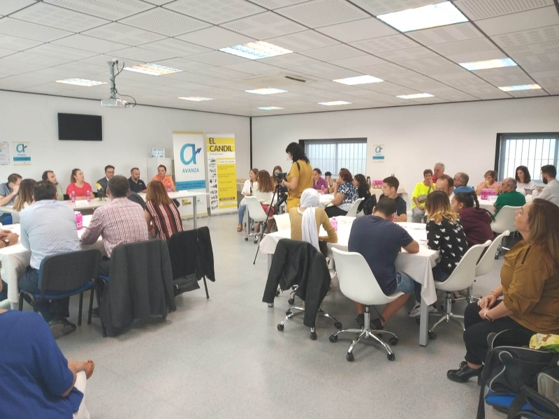 El Colectivo "El Candil" lleva a cabo un encuentro entre empresarios de la zona y participantes del programa AVANZA con el fin de crear redes de apoyo mutuo para la mejora de la empleabilidad