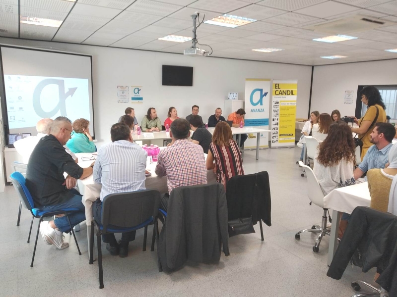 El Colectivo El Candil lleva a cabo un encuentro entre empresarios de la zona y participantes del programa AVANZA con el fin de crear redes de apoyo mutuo para la mejora de la empleabilidad