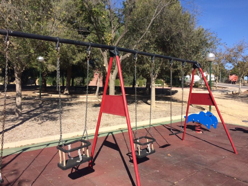 La Concejala de Parques y Jardines informa que a partir de enero se harn actuaciones integrales en las zonas de juegos infantiles y zonas verdes en la pedana de El Paretn-Cantareros 