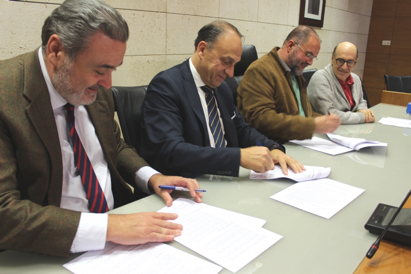 Vdeo. El alcalde firma el prstamo de agrupamiento de crditos para la financiacin de gran parte de la deuda municipal, que permitir planificar y estabilizar las finanzas en el futuro