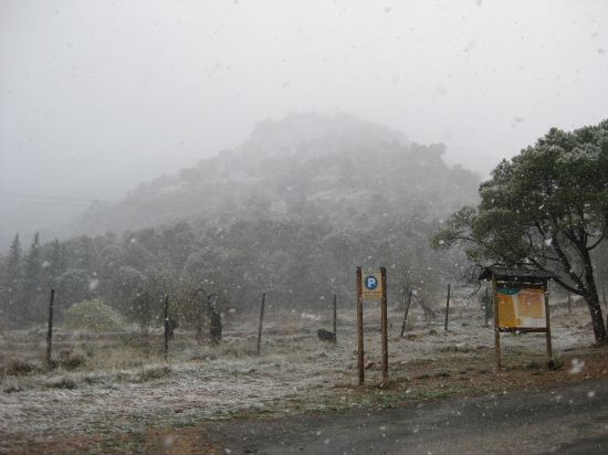 LA CARRETERA DE LAS ALQUERAS HACIA EL COLLADO BERMEJO PERMANECE CORTADA AL TRFICO POR LA NIEVE Y LAS PLACAS DE HIELO ACUMULADAS CON MOTIVO DE LA OLA DE FRO QUE EST AZOTANDO A LA REGIN