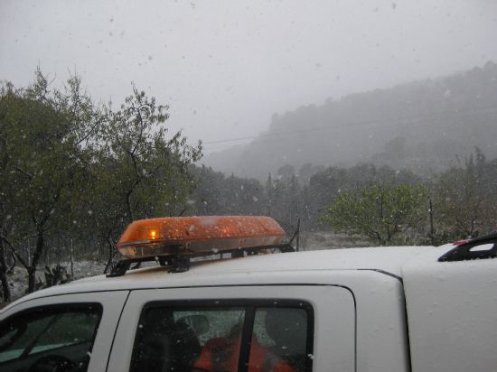 LA CARRETERA DE LAS ALQUERAS HACIA EL COLLADO BERMEJO PERMANECE CORTADA AL TRFICO POR LA NIEVE Y LAS PLACAS DE HIELO ACUMULADAS CON MOTIVO DE LA OLA DE FRO QUE EST AZOTANDO A LA REGIN