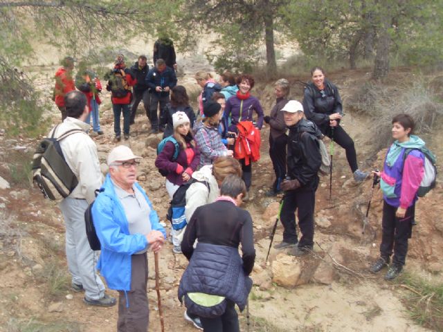 Deportes desarroll una ruta de senderismo por la Sierra del Cura en la que participaron una veintena de deportistas