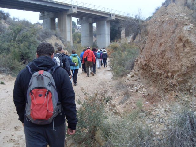 Deportes desarroll una ruta de senderismo por la Sierra del Cura en la que participaron una veintena de deportistas
