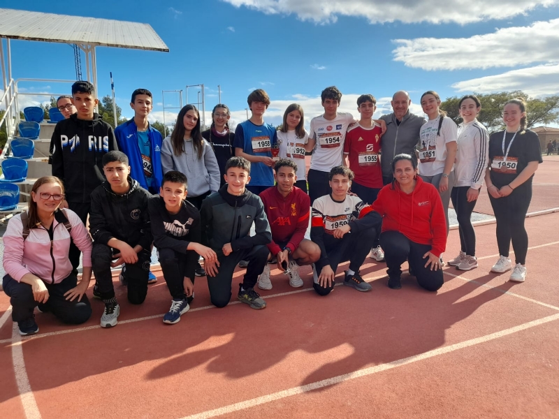 El equipo juvenil femenino del IES Juan de la Cierva se alza con el tercer cajón del pódium en la Final Regional de Campo a Través, celebrada en Lorca