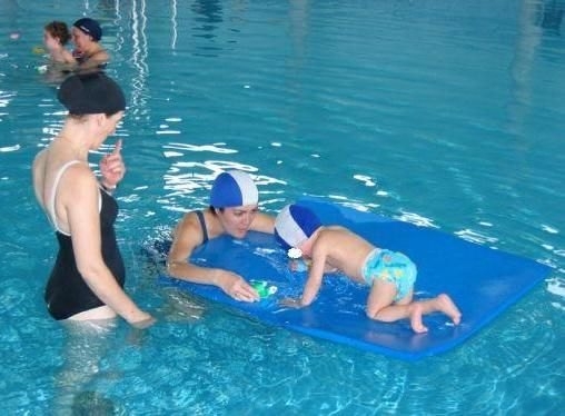 Se autoriza el mantenimiento del Servicio de Terapia Acutica con Fisioterapeuta de usuarios derivados de los centros educativos, en la piscina climatizada durante el curso escolar