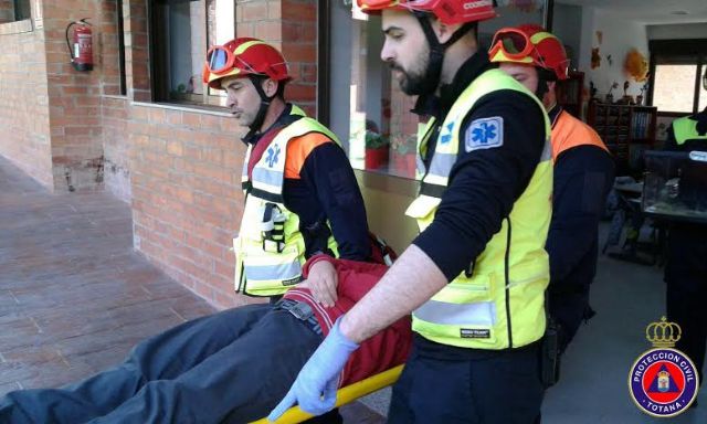 Alumnos del colegio "Reina Sofía" de Totana participan en un simulacro de evacuación del edificio en caso de terremoto