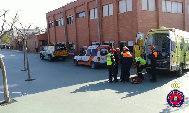 Alumnos del colegio "Reina Sofía" de Totana participan en un simulacro de evacuación del edificio en caso de terremoto