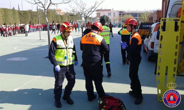 Alumnos del colegio "Reina Sofía" de Totana participan en un simulacro de evacuación del edificio en caso de terremoto