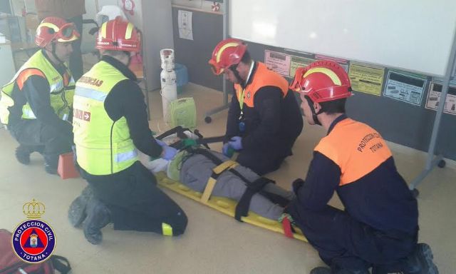 Alumnos del colegio "Reina Sofía" de Totana participan en un simulacro de evacuación del edificio en caso de terremoto