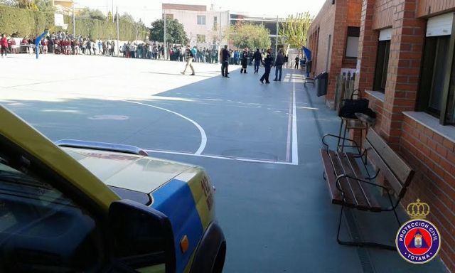 Alumnos del colegio "Reina Sofía" de Totana participan en un simulacro de evacuación del edificio en caso de terremoto