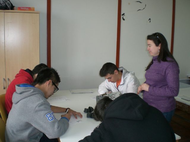 ALUMNOS DEL AULA OCUPACIONAL DE TOTANA PARTICIPAN EN UNAS CHARLAS SOBRE EDUCACIÓN VIAL IMPARTIDAS POR AGENTES DE LA POLICÍA LOCAL