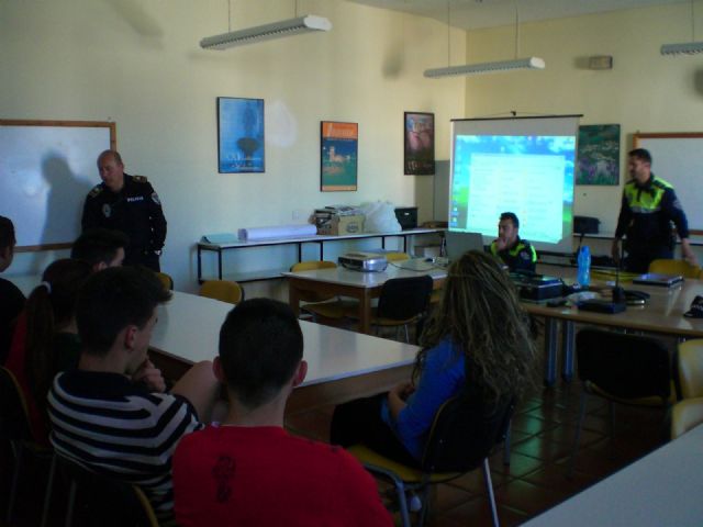 ALUMNOS DEL AULA OCUPACIONAL DE TOTANA PARTICIPAN EN UNAS CHARLAS SOBRE EDUCACIÓN VIAL IMPARTIDAS POR AGENTES DE LA POLICÍA LOCAL