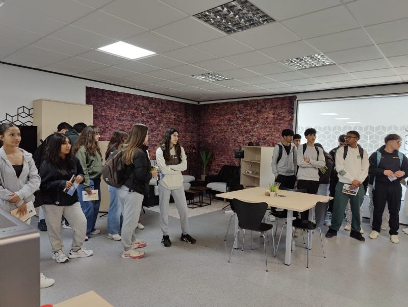 Alumnos de FP del Grado Superior de Administración y Finanzas del IES Prado Mayor visitan el Centro de Desarrollo Local y el Vivero de Empresas Alumnos de FP del Grado Superior de Administración y Finanzas del IES Prado Mayor visitan el Centro de Desarrollo Local y el Vivero de Empresas