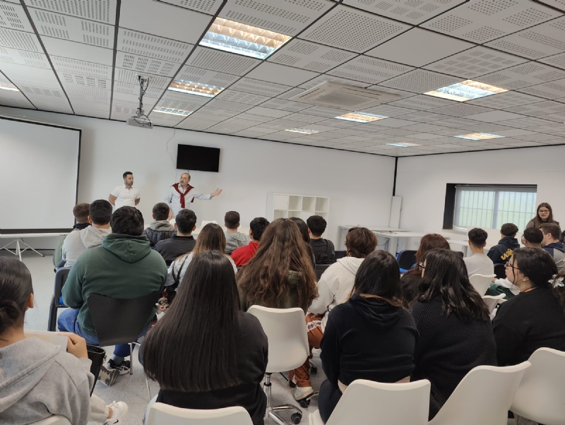 Alumnos de FP del Grado Superior de Administración y Finanzas del IES Prado Mayor visitan el Centro de Desarrollo Local y el Vivero de Empresas Alumnos de FP del Grado Superior de Administración y Finanzas del IES Prado Mayor visitan el Centro de Desarrollo Local y el Vivero de Empresas