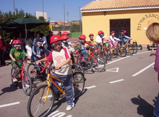 LOS COLEGIOS ALMERIENSES DE CHIRIVEL Y MARIA VISITAN EL PARQUE DE EDUCACI�N VIAL DE TOTANA Y PARTICIPAN EN UNAS SESIONES TE�RICO-PR�CTICAS
