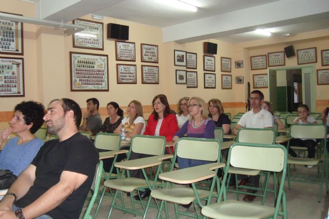 SE CELEBRA UNA CHARLA SOBRE LA UTILIZACIÓN DE LAS NUEVAS TECNOLOGÍAS E INTERNET EN EL IES "PRADO MAYOR