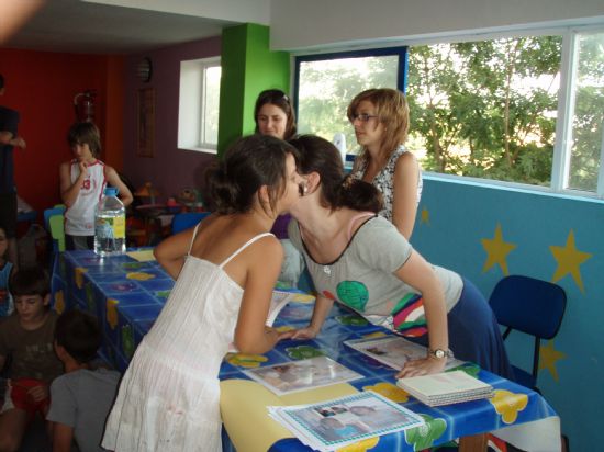 LOS PROYECTOS DE PROMOCIN EDUCATIVA Y DINAMIZACIN SOCIAL EN BARRIOS QUE LLEVA A CABO EL CANDIL SE DESPIDEN DURANTE LA POCA ESTIVAL CON LA CELEBRACIN DE UNA GRAN FIESTA EN LA EDUTECA PUZZLE