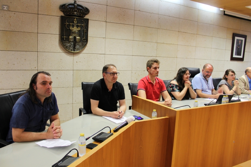 Se constituyen cinco grupos municipales y se da cuenta del nombramiento de los tenientes de alcaldes y de las delegaciones de atribuciones correspondientes a la Alcalda