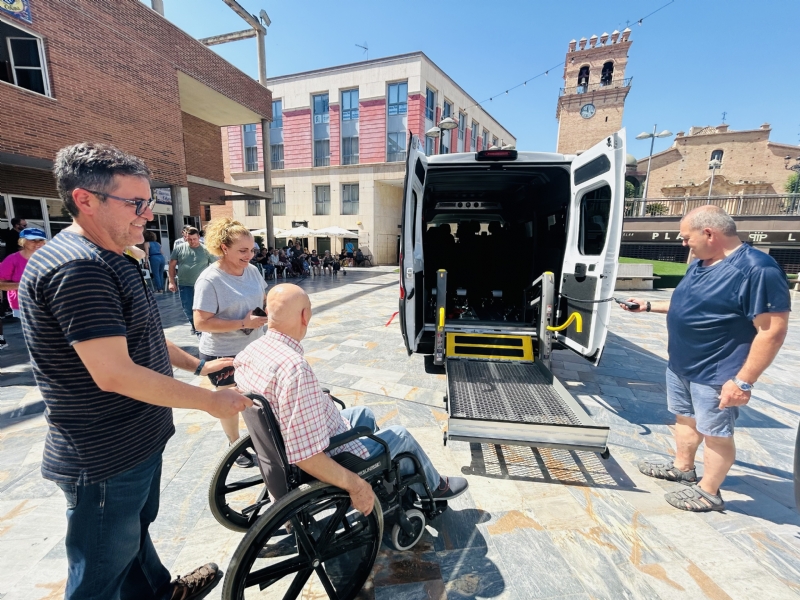 El Ayuntamiento adquiere dos nuevos vehículos adaptados para dar servicio a los usuarios de los Centros de Día para Personas Mayores Dependientes y Personas con Discapacidad, respectivamente 
