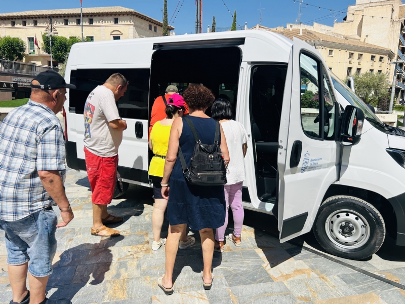 El Ayuntamiento adquiere dos nuevos vehículos adaptados para dar servicio a los usuarios de los Centros de Día para Personas Mayores Dependientes y Personas con Discapacidad, respectivamente 