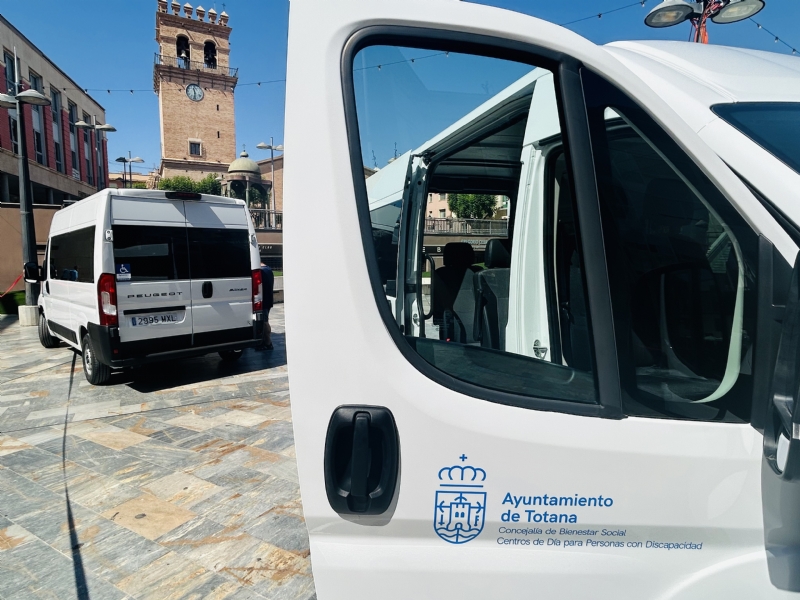 El Ayuntamiento adquiere dos nuevos vehículos adaptados para dar servicio a los usuarios de los Centros de Día para Personas Mayores Dependientes y Personas con Discapacidad, respectivamente 