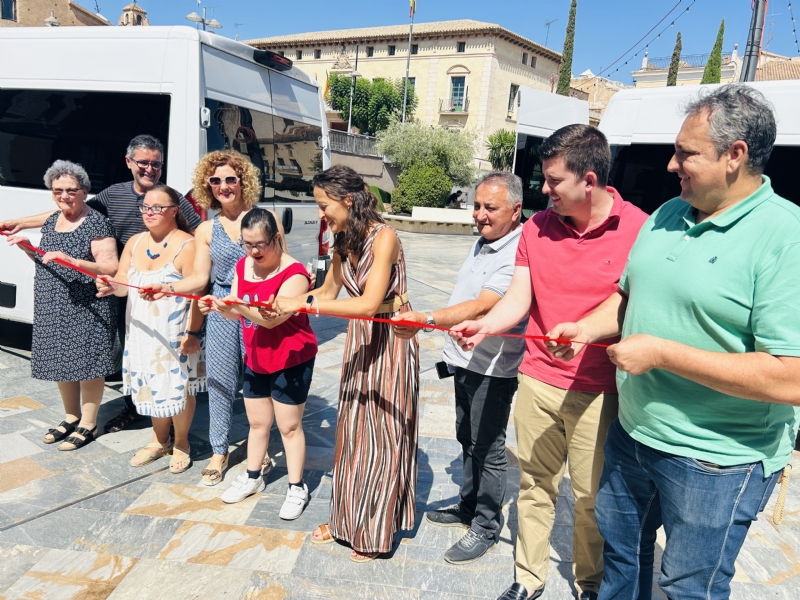 El Ayuntamiento adquiere dos nuevos vehículos adaptados para dar servicio a los usuarios de los Centros de Día para Personas Mayores Dependientes y Personas con Discapacidad, respectivamente 