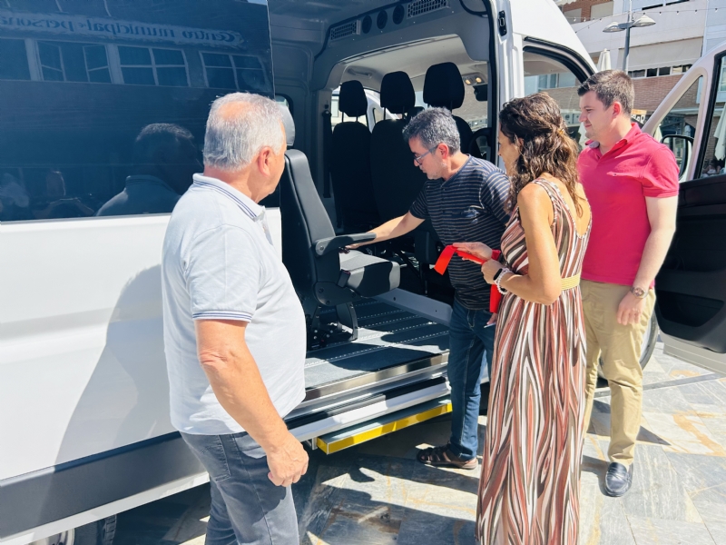 El Ayuntamiento adquiere dos nuevos vehículos adaptados para dar servicio a los usuarios de los Centros de Día para Personas Mayores Dependientes y Personas con Discapacidad, respectivamente 