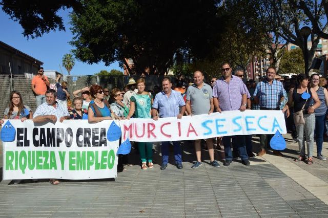 Los regantes tomaron ayer la Asamblea Regional en Cartagena para pedir ms agua, como previa a la manifestacin del 13 de octubre en Madrid