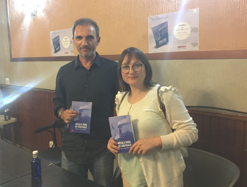La concejal de Cultura asiste a la presentacin del libro Msica para un nufrago, de Pedro Antonio Cano, a beneficio de la Asociacin DGenes
