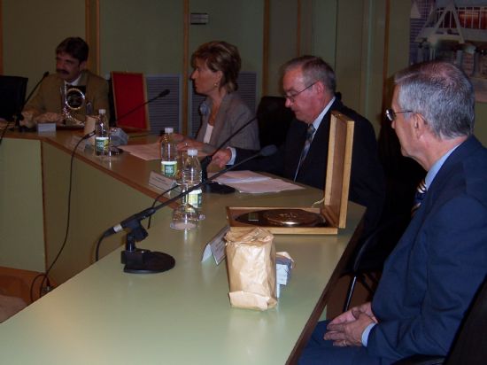 EL POETA TOTANERO FRANCISCO BARCEL RECIBE EL PREMIO AL MEJOR SONETO EN EL IX CONCURSO PROVINCIAL DE POESA CUADERNOS MONROY, CELEBRADO EN LA ASAMBLEA REGIONAL