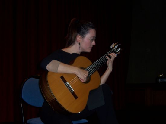 LA MURCIANA CONCHI COLL JARA OFRECI UN CONCIERTO DE GUITARR CON UN AMPLIO REPERTORIO MUSICAL EN EL CENTRO SOCIOCULTURAL LA CRCEL