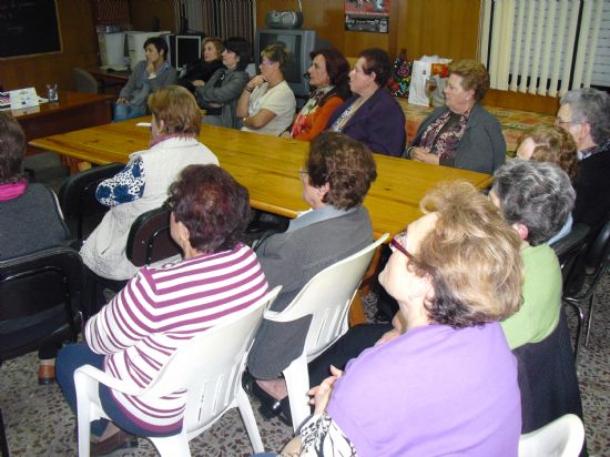 AUTORIDADES MUNICIPALES ASISTEN A LA INAUGURACIÓN DEL CURSO DE LA ASOCIACIÓN DE AMAS DE CASA, CONSUMIDORES Y USUARIOS "LAS TRES AVEMARÍAS" QUE COMENZÓ CON UNA CHARLA SOBRE CAMPAÑA PREVENCIÓN DEL GLAUCOMA