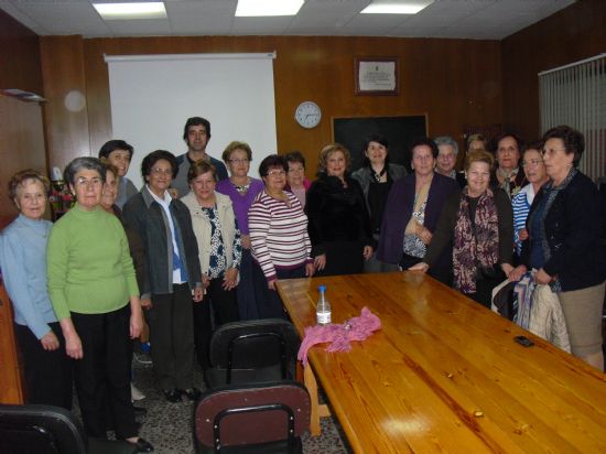 AUTORIDADES MUNICIPALES ASISTEN A LA INAUGURACIÓN DEL CURSO DE LA ASOCIACIÓN DE AMAS DE CASA, CONSUMIDORES Y USUARIOS "LAS TRES AVEMARÍAS" QUE COMENZÓ CON UNA CHARLA SOBRE CAMPAÑA PREVENCIÓN DEL GLAUCOMA