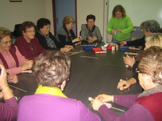 EL NÚMERO DE ACTIVIDADES DIRIGIDAS A LAS PERSONAS MAYORES SE INCREMENTA CON LA PUESTA EN MARCHA DE DOS TALLERES DE ARTESANÍA DE "INICIACIÓN A LA BISUTERÍA" Y "DECORA TU CASA CON FLORES SECAS"