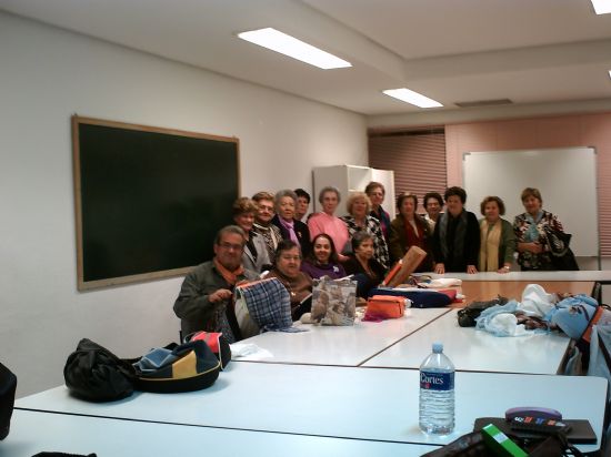 EL NÚMERO DE ACTIVIDADES DIRIGIDAS A LAS PERSONAS MAYORES SE INCREMENTA CON LA PUESTA EN MARCHA DE DOS TALLERES DE ARTESANÍA DE "INICIACIÓN A LA BISUTERÍA" Y "DECORA TU CASA CON FLORES SECAS"