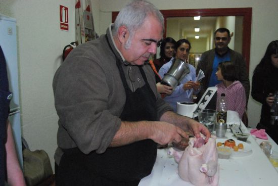 UN TOTAL DE 15 PERSONAS PARTICIPAN EN EL CURSO "LA COCINA FRÍA, SEMIFRÍA Y TEMPLADA" ORGANIZADO POR LA CONCEJALÍA DE FOMENTO Y EMPLEO EN COLABORACIÓN CON UCOMUR, QUE PROPICIA UNA ESPECIALIZACIÓN DE LA HOSTELERÍA