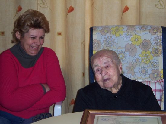 EL AYUNTAMIENTO RINDE UN HOMENAJE A LAS DOS VECINAS CENTENARIAS MAYORES DEL MUNICIPIO GUEDA CRESPO Y DOLORES MELLADO, DE 103 Y 101 AOS REPECTIVAMENTE