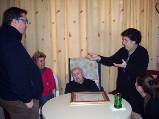 EL AYUNTAMIENTO RINDE UN HOMENAJE A LAS DOS VECINAS CENTENARIAS MAYORES DEL MUNICIPIO GUEDA CRESPO Y DOLORES MELLADO, DE 103 Y 101 AOS REPECTIVAMENTE