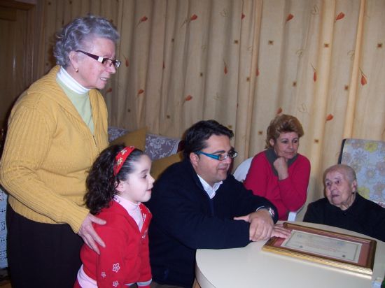 EL AYUNTAMIENTO RINDE UN HOMENAJE A LAS DOS VECINAS CENTENARIAS MAYORES DEL MUNICIPIO GUEDA CRESPO Y DOLORES MELLADO, DE 103 Y 101 AOS REPECTIVAMENTE